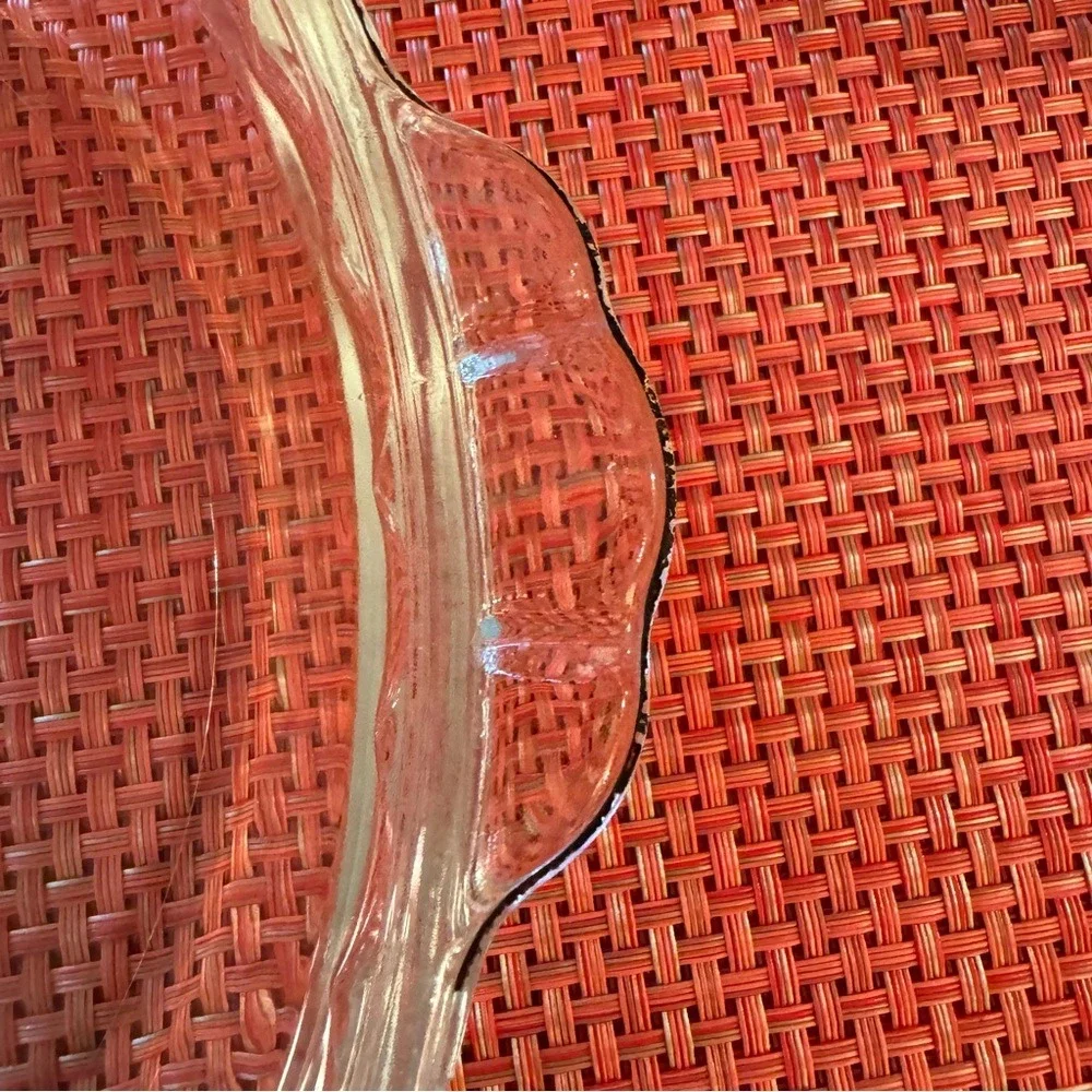 PYREX. Vintage, 10 inch pie dish.‎ Deep dish, Scalloped trim. Clear.